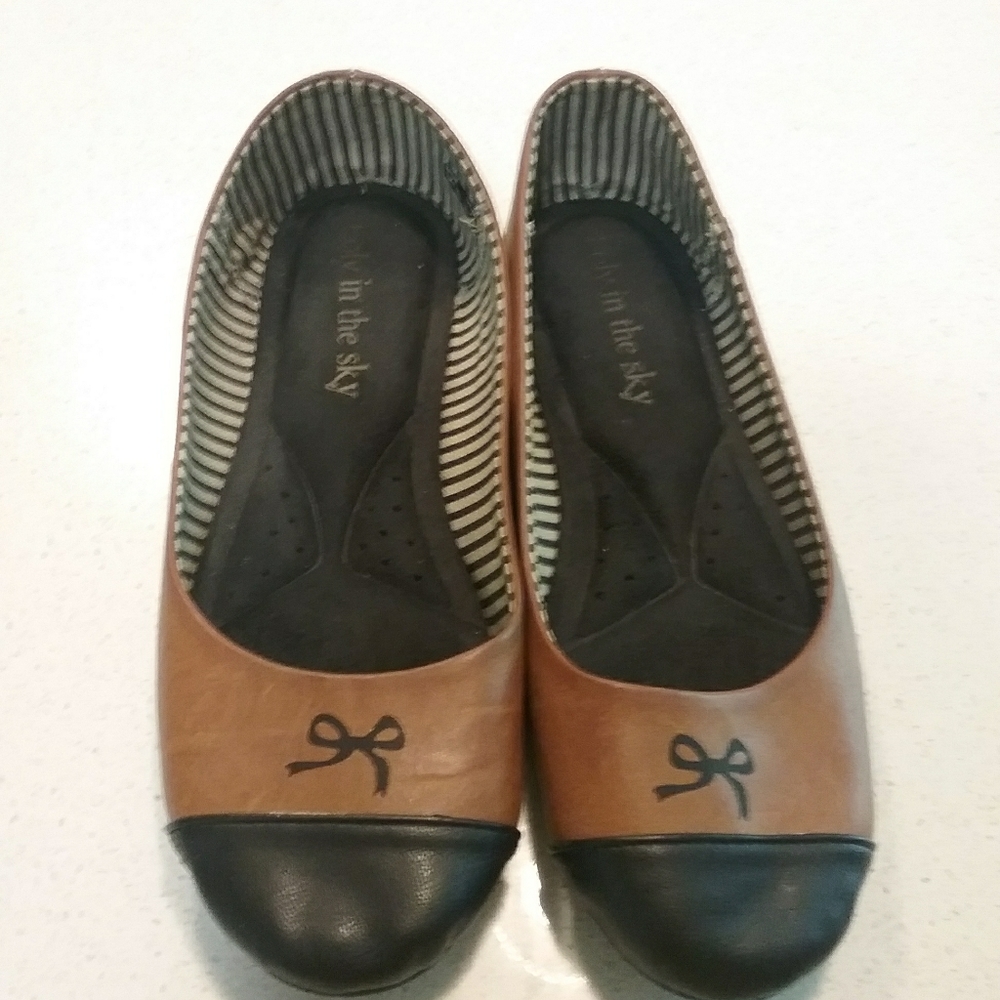 "Loly in the sky" flats. Camel color blk trim